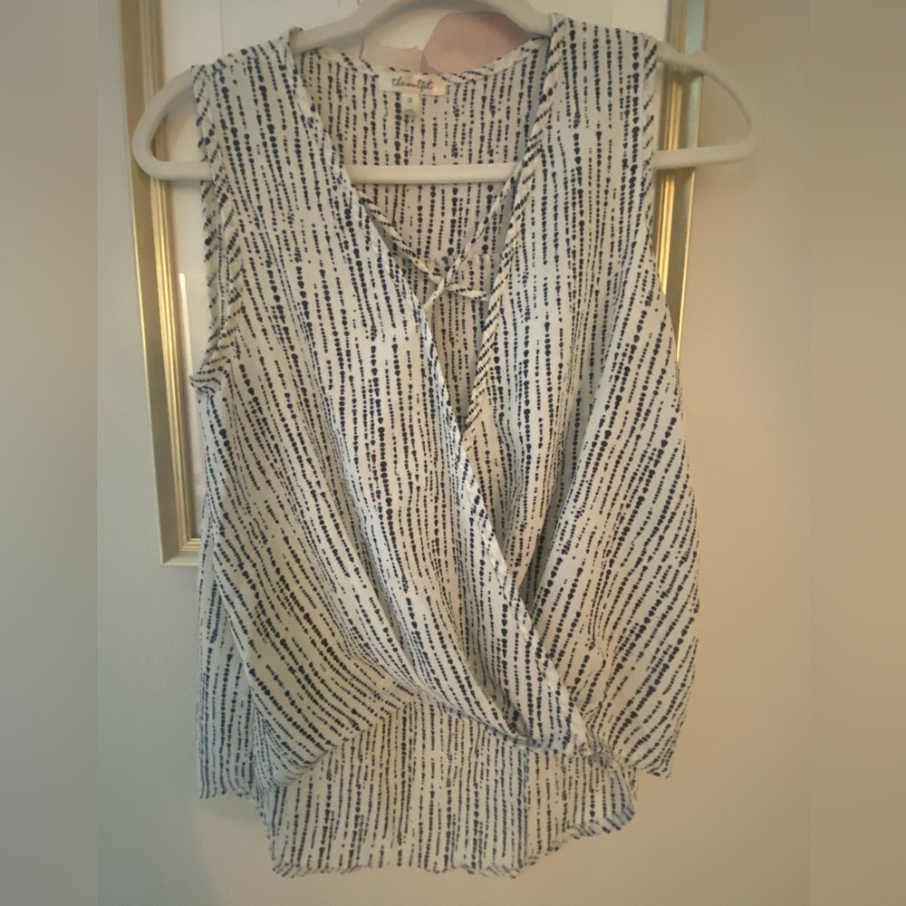 Cute lightweight v neck peep top